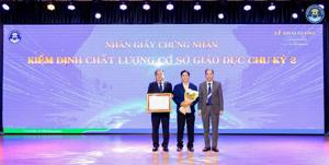 Trao Giấy chứng nhận kiểm định chất lượng cơ sở giáo dục chu kỳ 2 Trường ĐH Văn Hiến